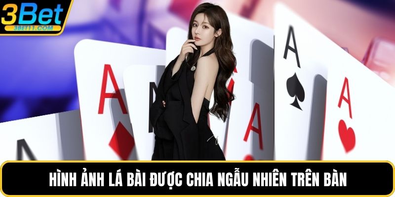 Hình ảnh lá bài được chia ngẫu nhiên trên bàn